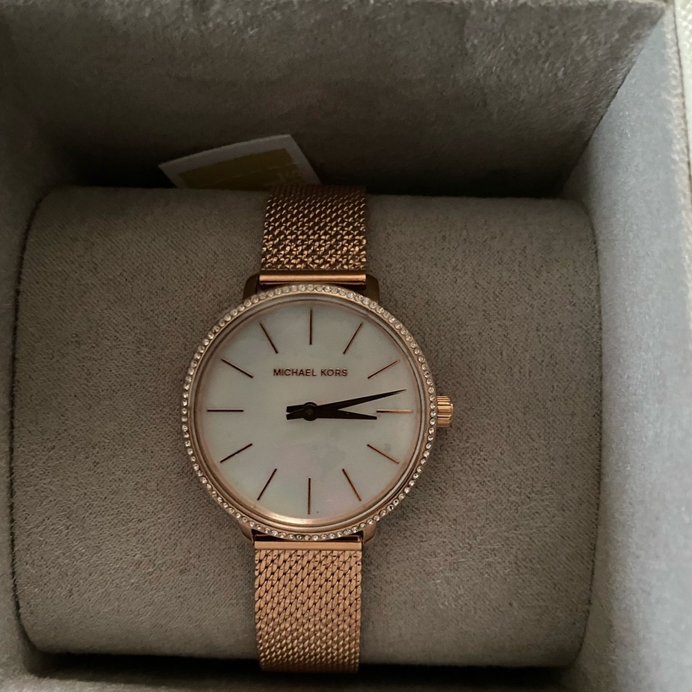 New never used Michael kors woman’s rose gold watch